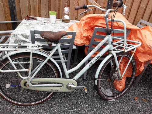 Gazelle dames fiets heeft wat aandacht nodig maar nog prima fiets
