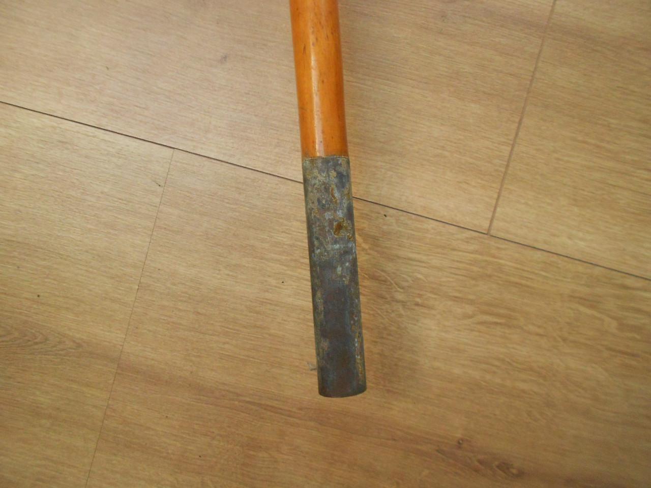 Twee houten roeispanen peddels.