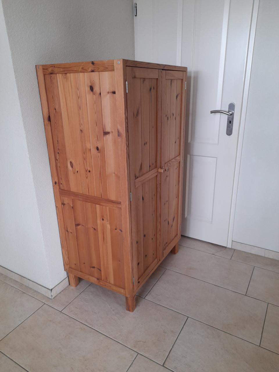Massief houten Linnenkast   75 x 52 x 136H (in goede staat )