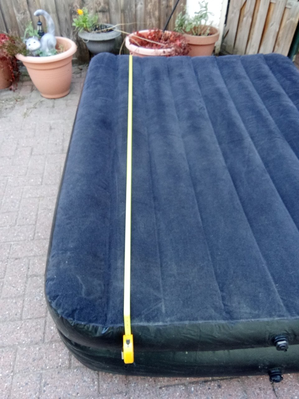 2 persoons luchtbed 140 x 200 met pomp ongeveer 35 hoog