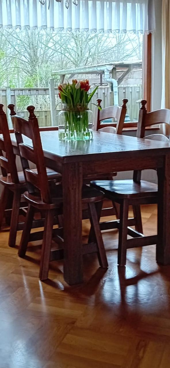 Massief eiken eettafel met 4 stoelen