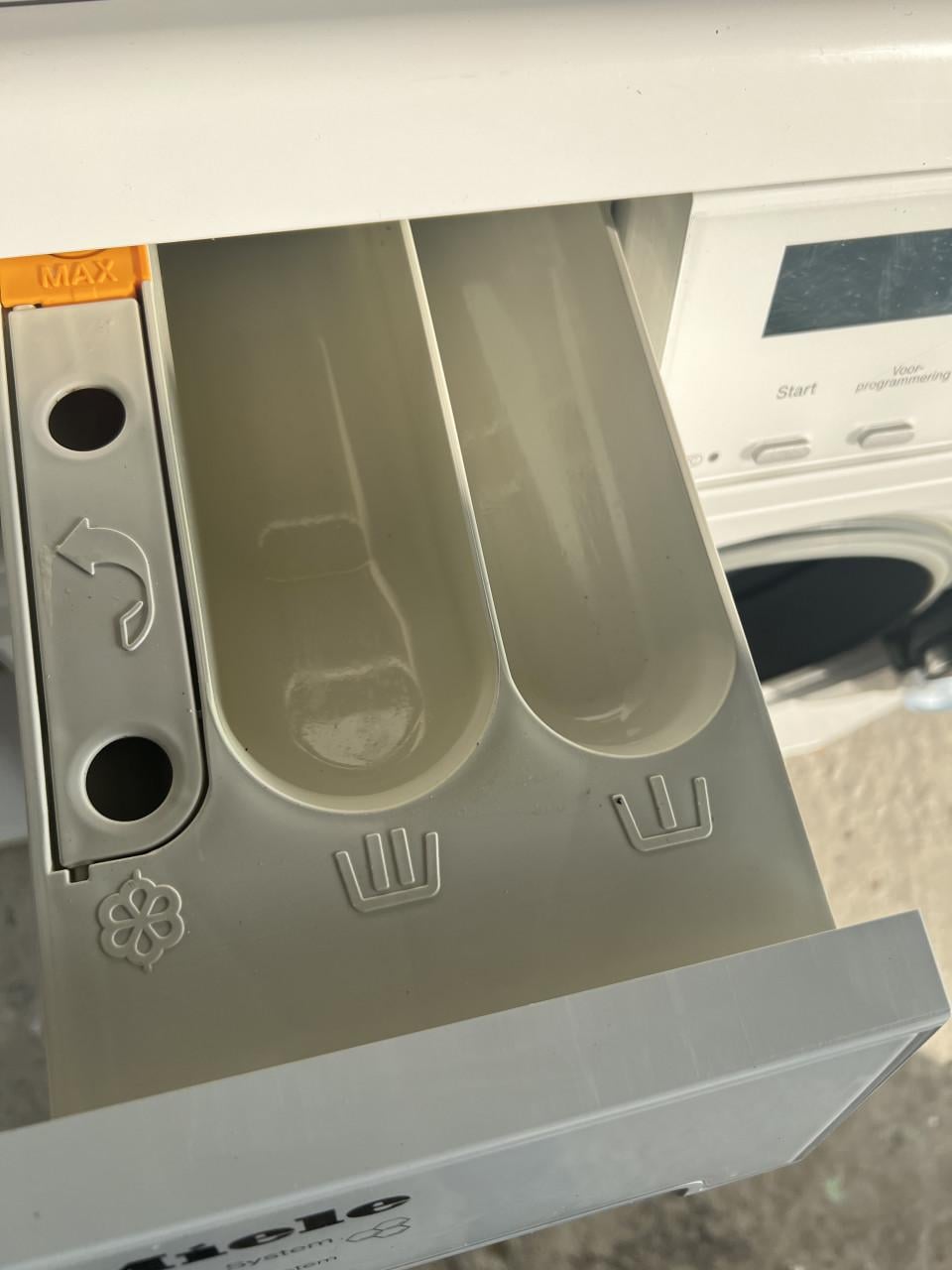 Miele wasmachine 6 kg. 1400 toren met boekje als nieuw