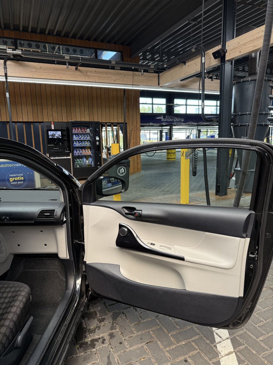 Toyota IQ 1.0 VVTi 2011 Zwart AUTOMAAT / NAVIGATIE