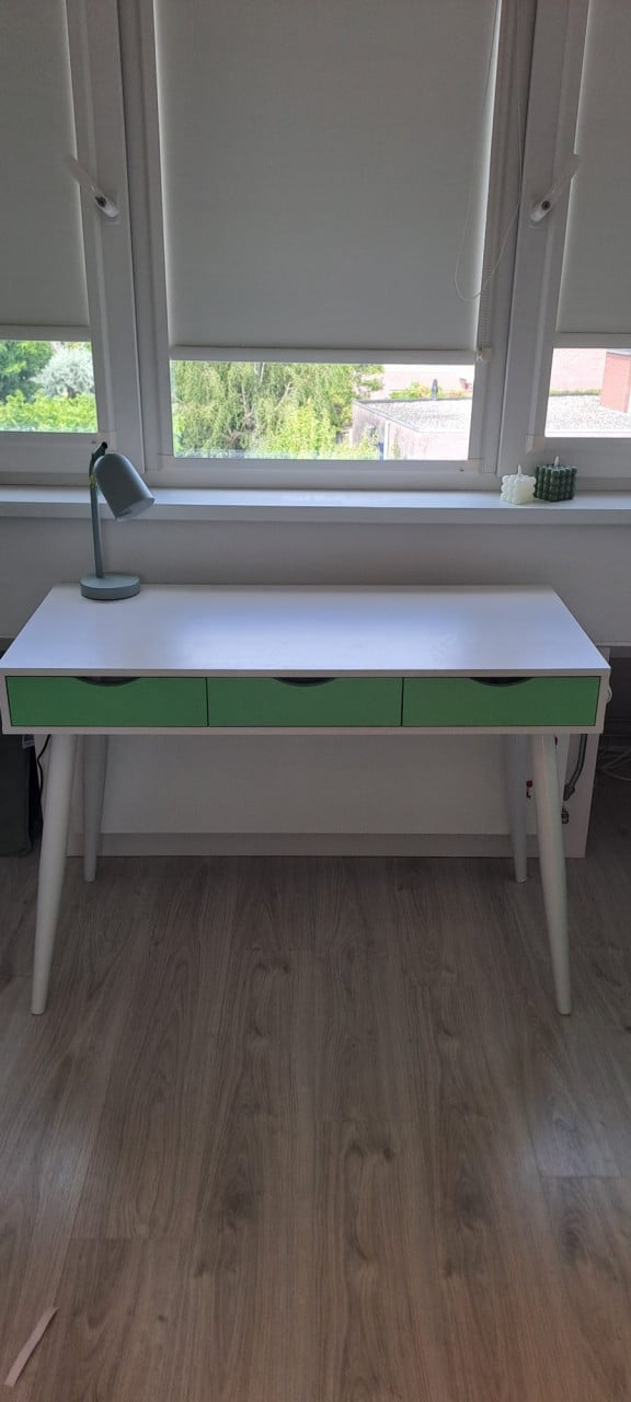 Kast en bureau met gratis stoel