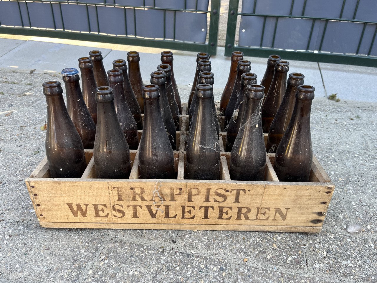 Krat met lege flesjes bier Trappist Westvleteren