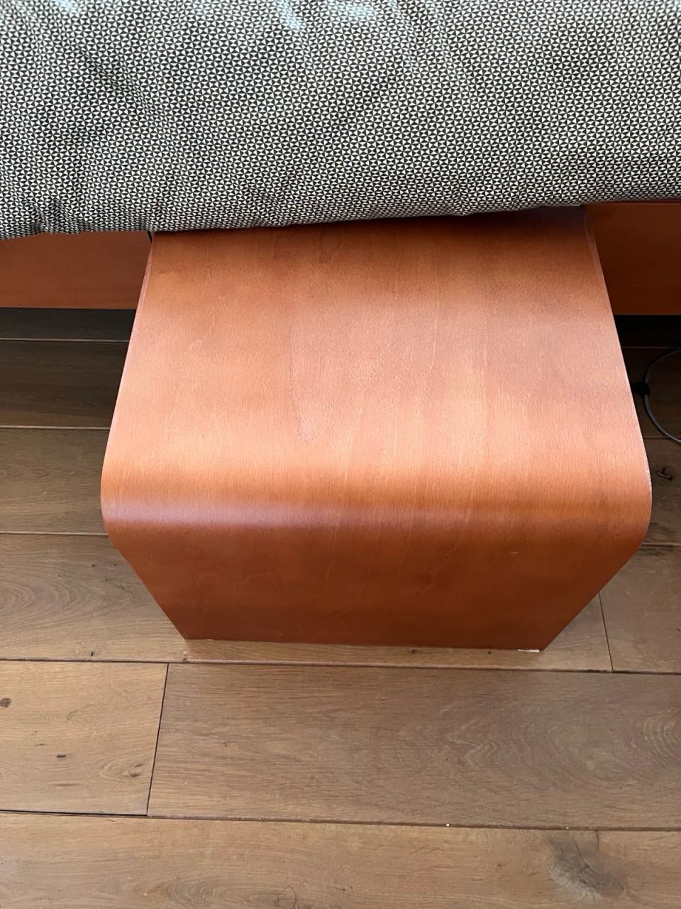 Twee Auping autonde aanhaaktafeltjes kersenkleur