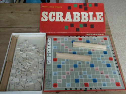 Scrabble spel in de rode doos
