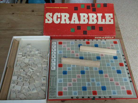 Scrabble spel in de rode doos