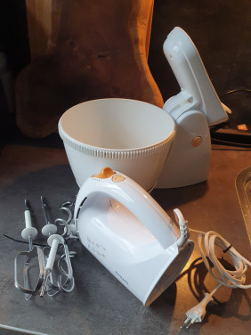Werkende nette Philips Handmixer set met draaiende kom...