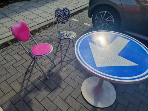 Tuinstoeltjes /  terrasstoeltjes opklapbaar Setje met HARTJES..!