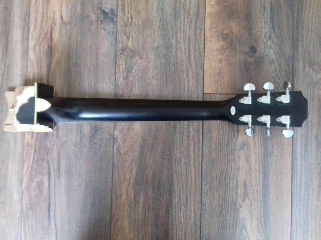 Hals van akoestische gitaar van het merk JN