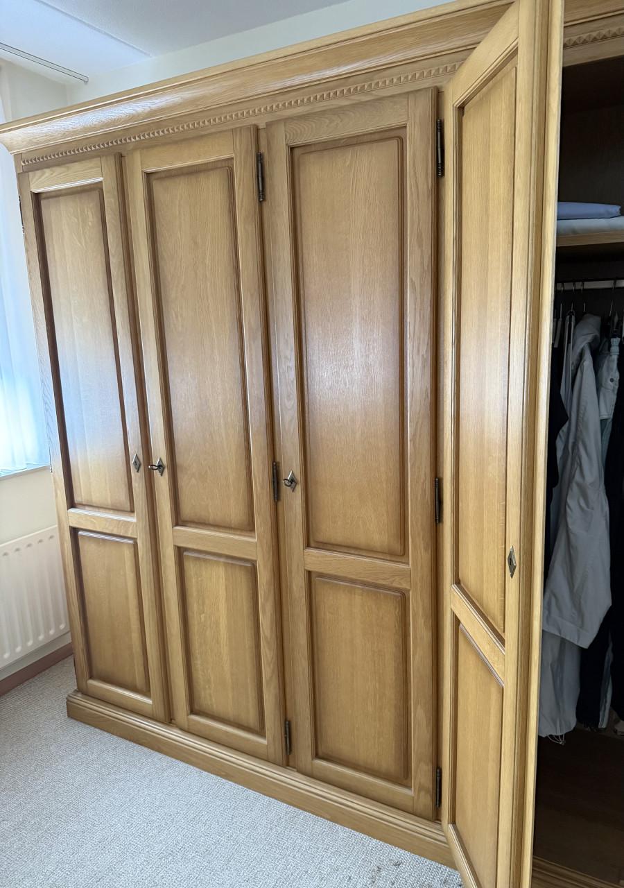 Hele mooie Eikenhouten Kledingkast. ( behorende bij slaapkamer)