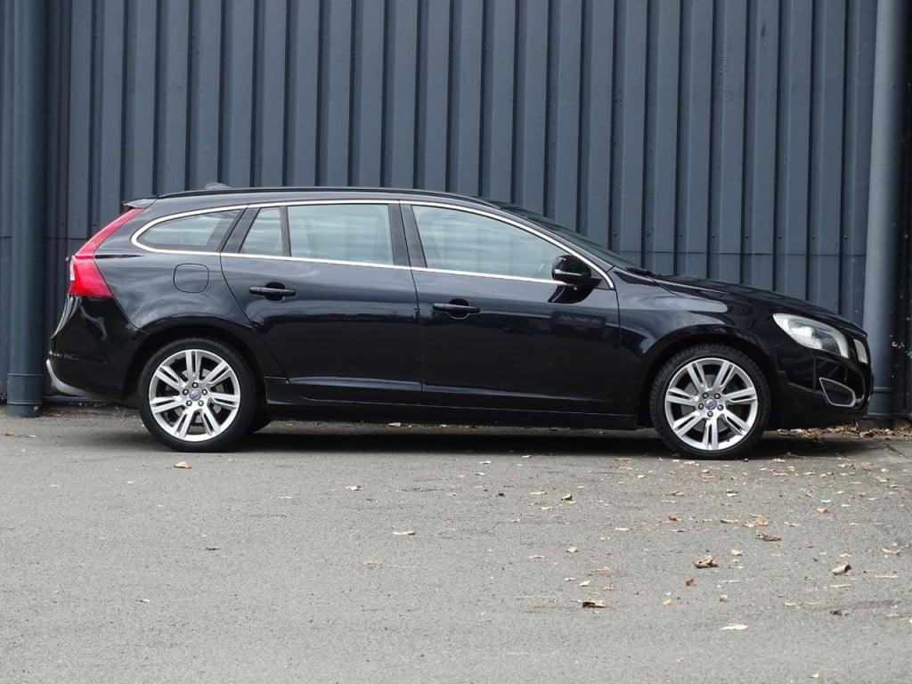 Volvo V60 2.0t momentum automaat | 200 pk | trekhaak