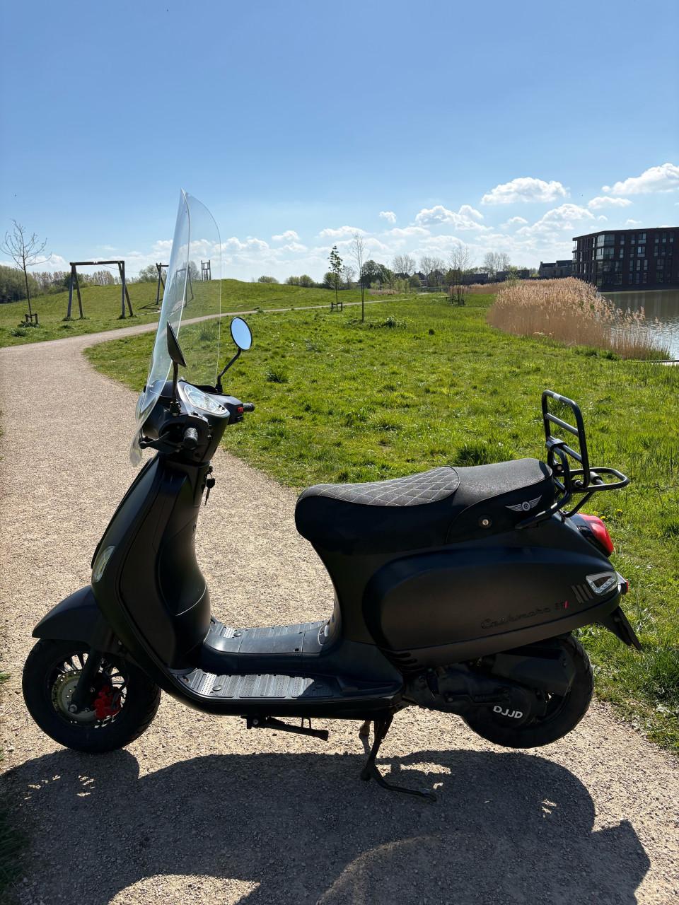 Nette scooter op geel kenteken