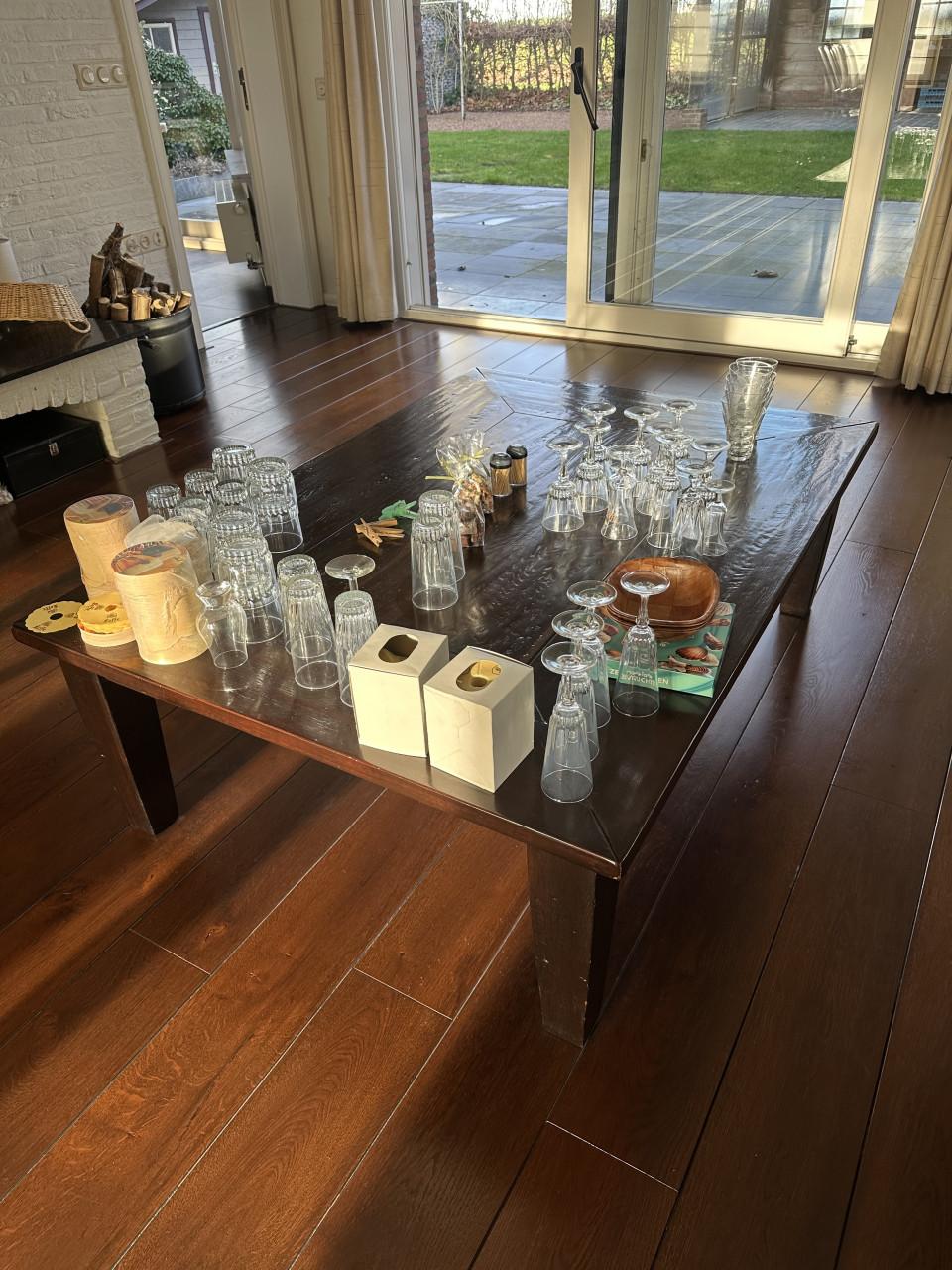 Salontafel, eiken tafel met vier stoelen en vier losse stoelen.