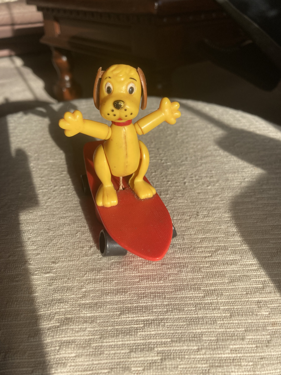 Drukknop figuur hond op skateboard
