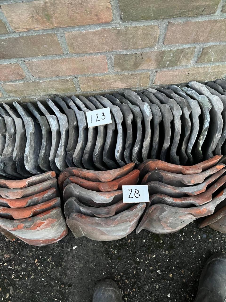 Mooie oude blauwe en rode Oude Holle/Boomse pannen