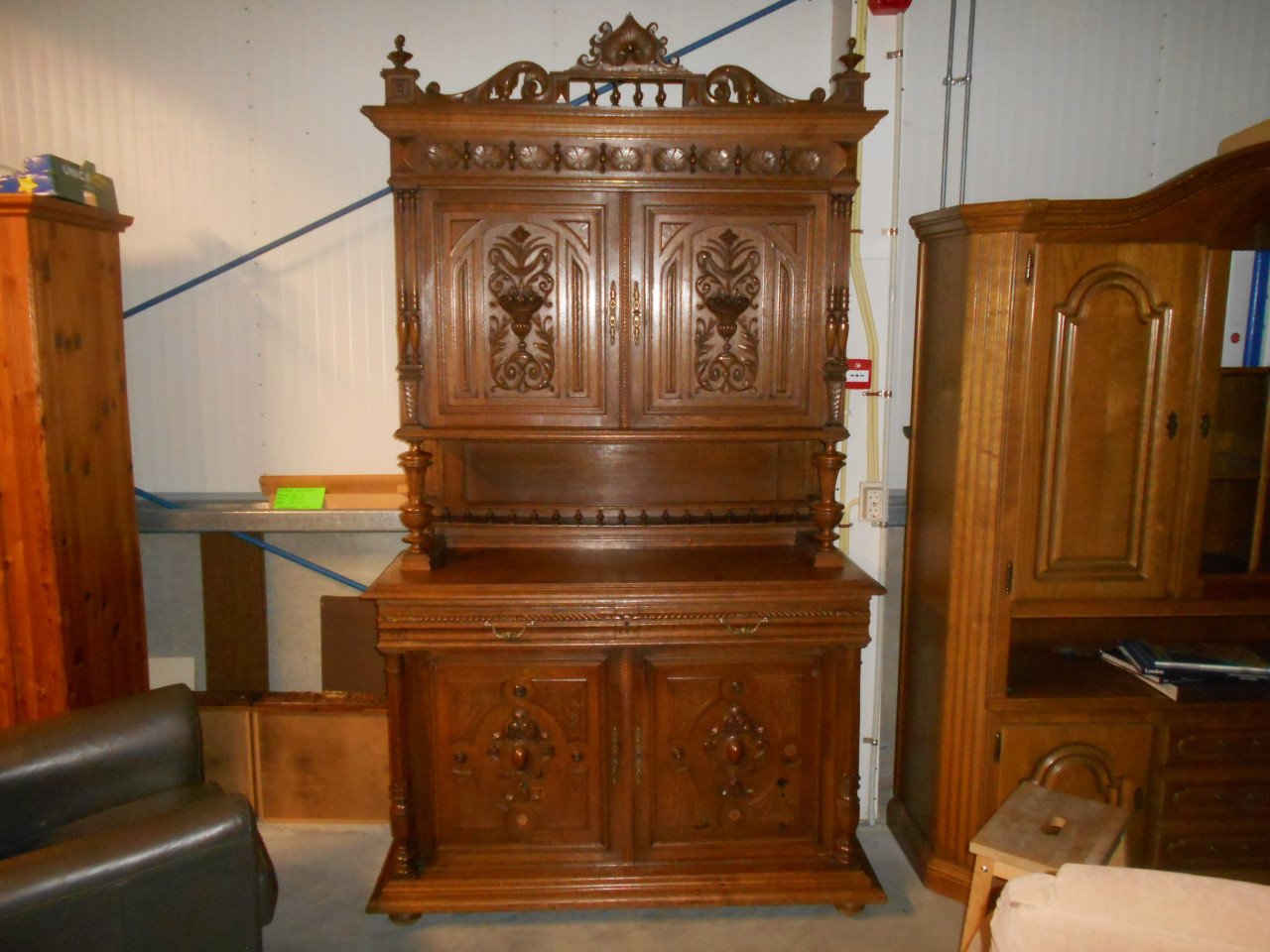 Antiek wandmeubel in goede staat