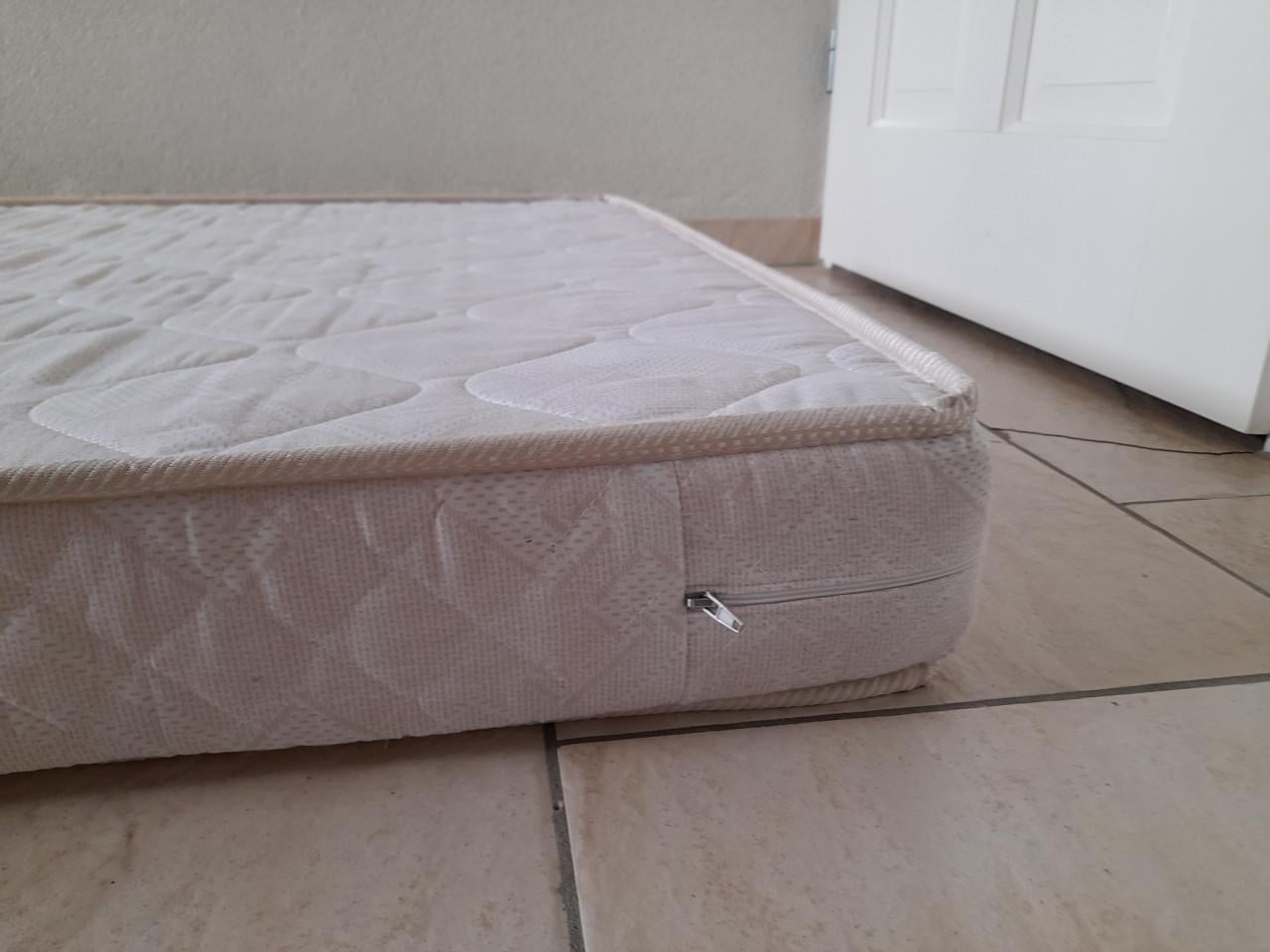 Matras 90 x 200 x 12 cm dik (in goede schone staat)