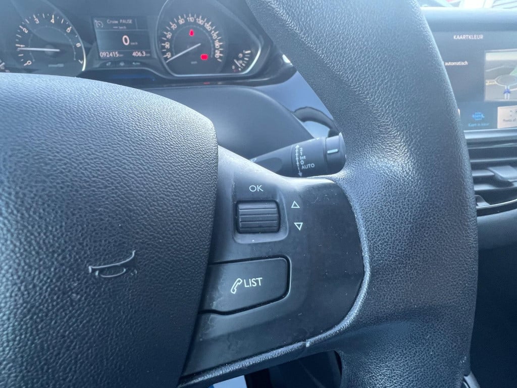 Peugeot 208 1.2 vti envy, navi, trekhaak enz...