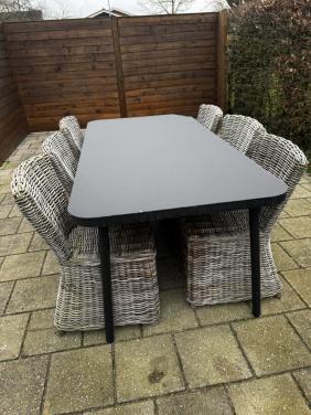 Buitentafel met 6 stoelen