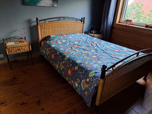 Prima tweepersoons bed met nachtkastjes