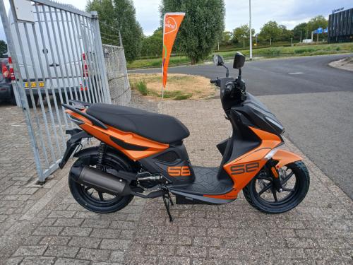 Nieuwe scooter New Kymco Super8R