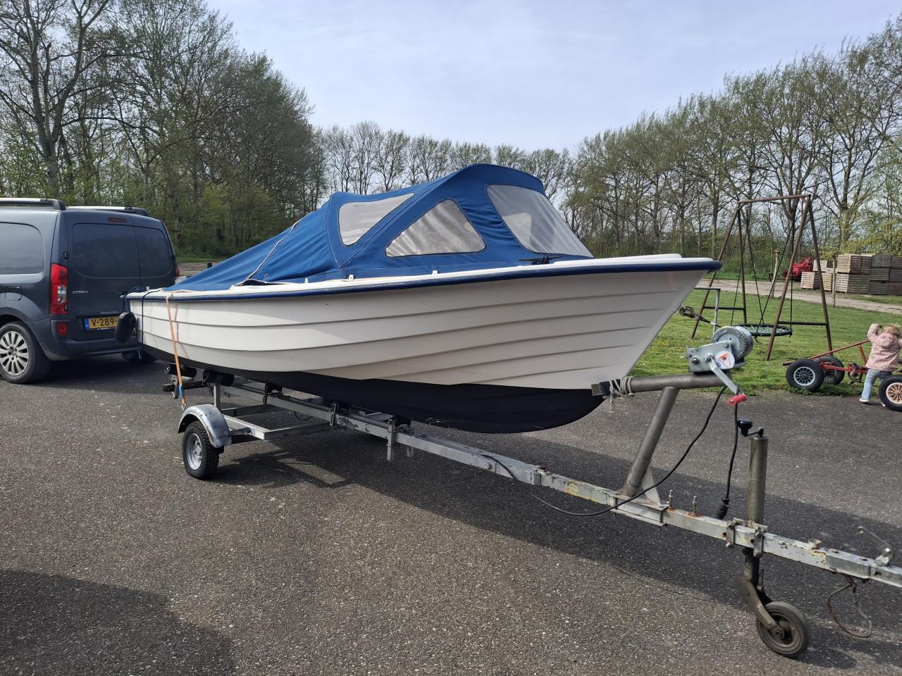 Motorboot met trailer en 15pk Tohatsu motor
