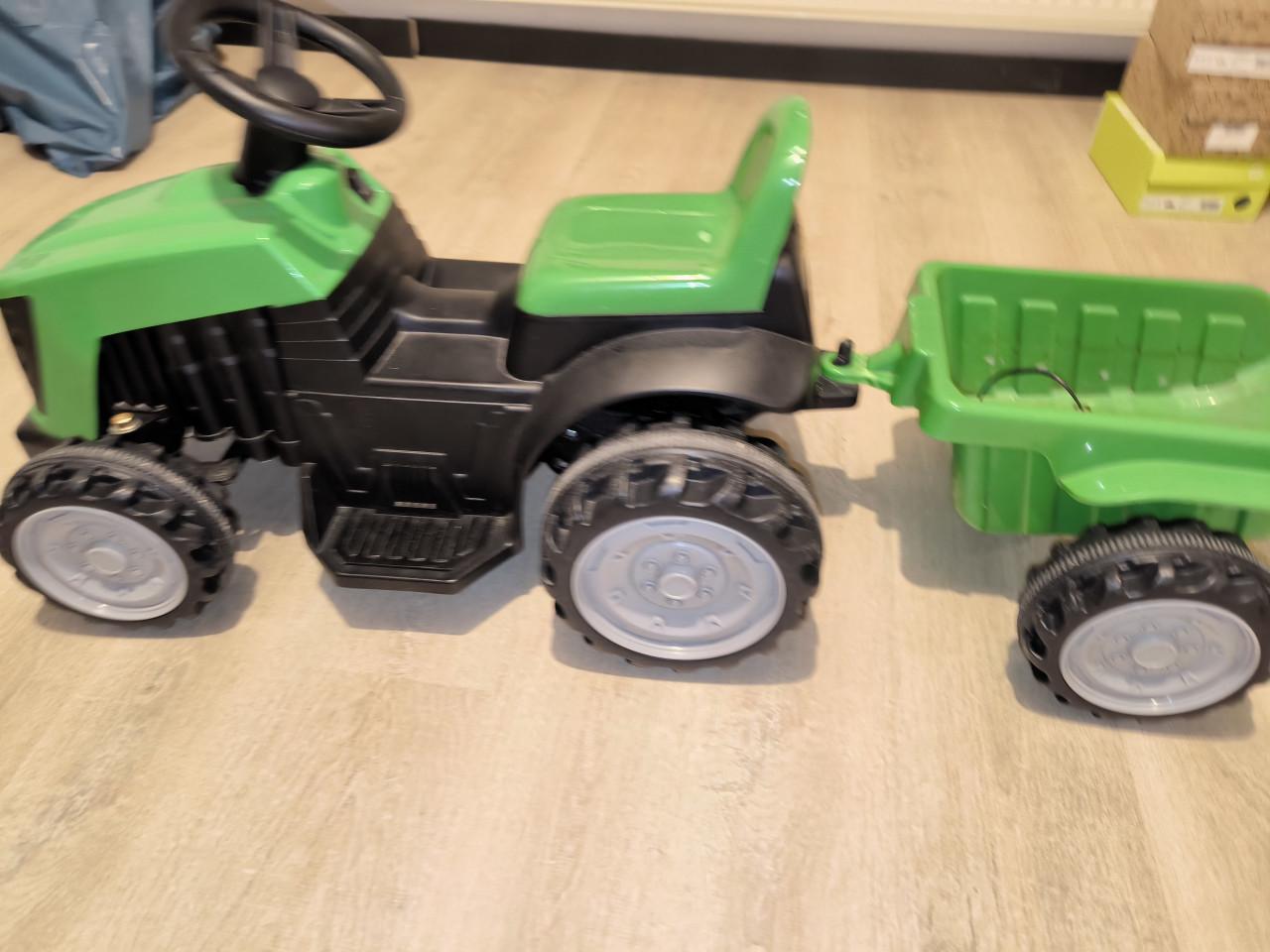Elektrische tractor met aanhangwagen