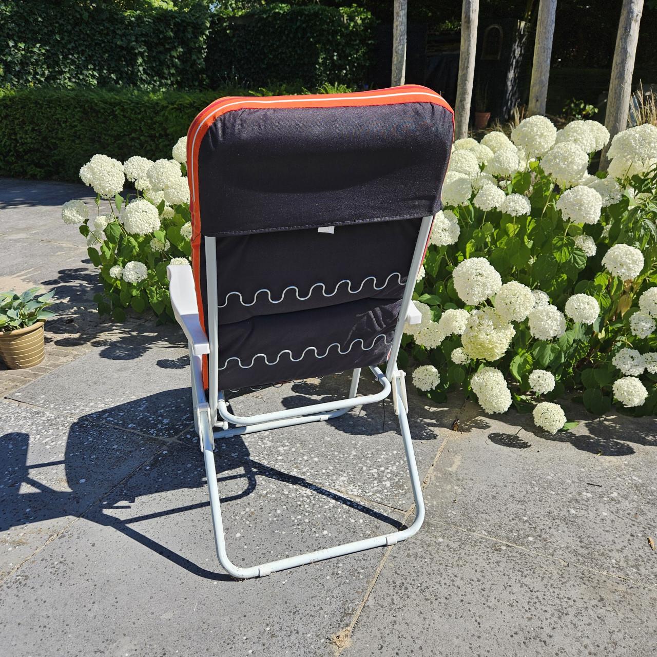 Tuinstoel met vrolijk kussen