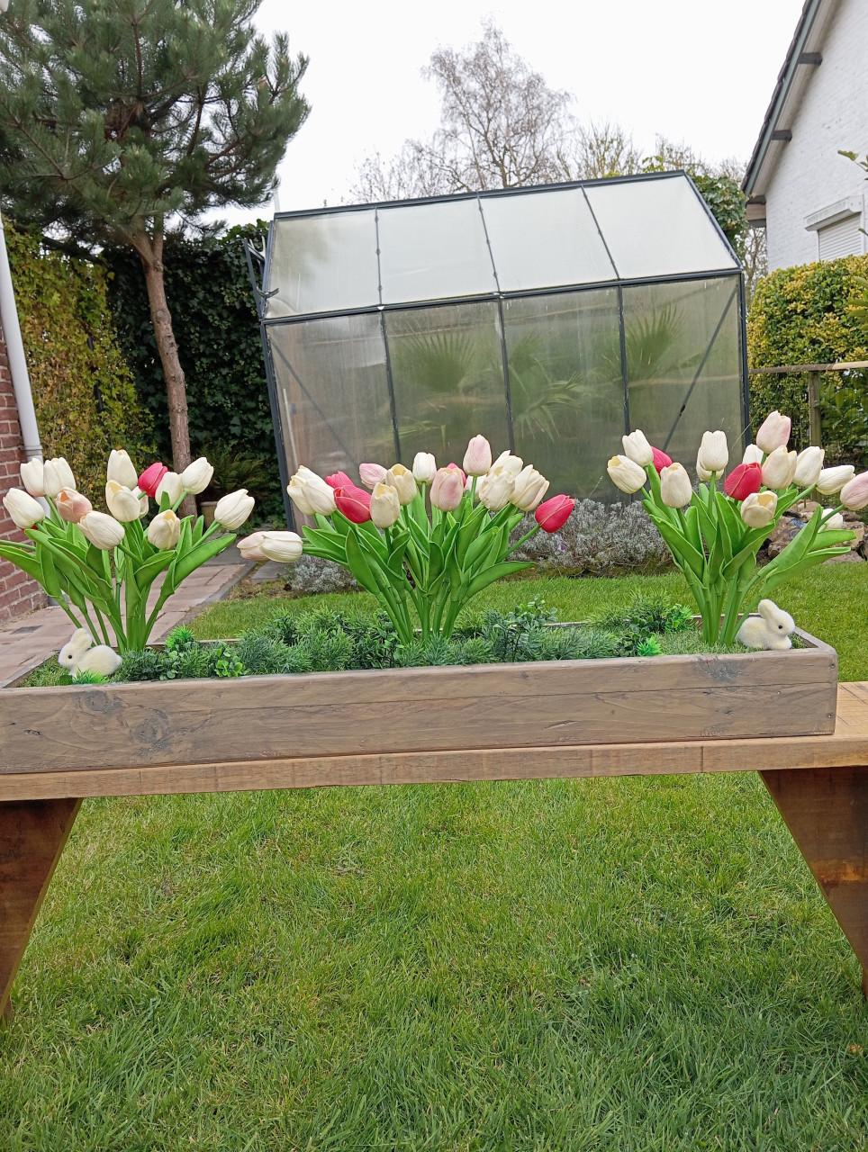 Bloembak   met tulpen