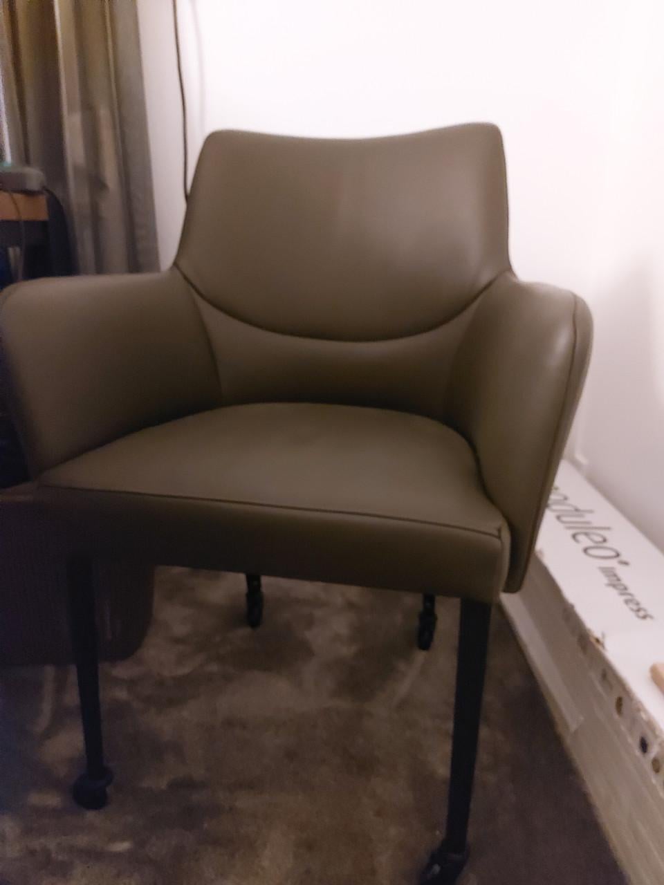 Nieuwe groene kamerstoelen