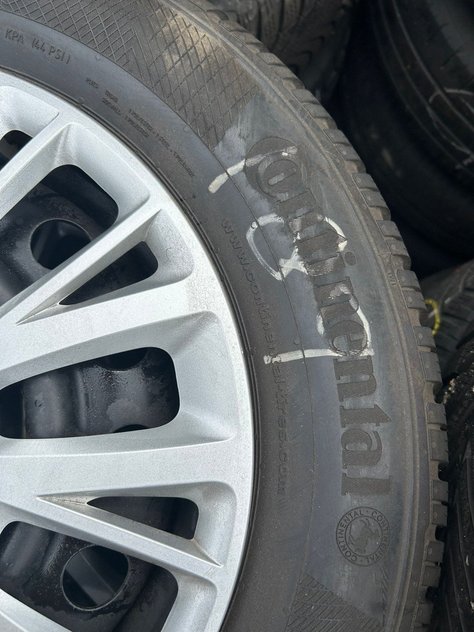 KIA STALEN VELGEN MET KIA WIELDOPPEN 15 INCH EN CONTINENTAL WIELDOPPEN