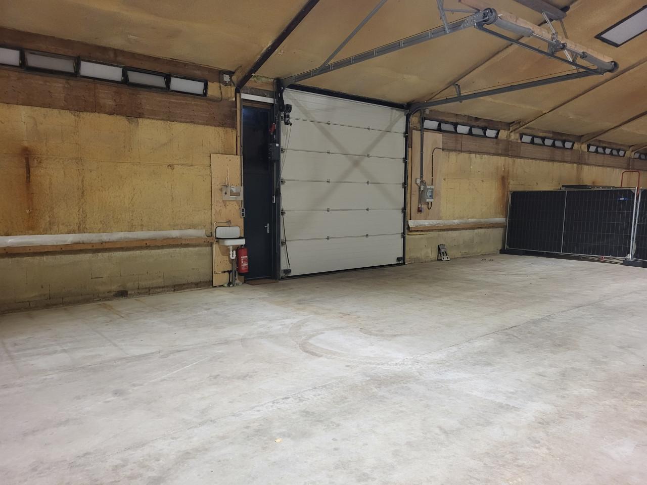 Grote loods te huur.