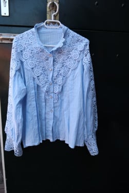 Dames blouses en tuniekjes, maat 42/44 per kledingstuk €3,00
