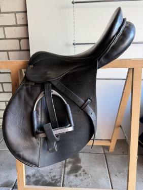 Dressuur zadel. Springzadel