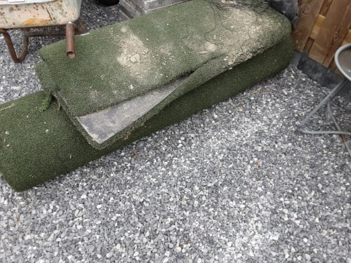 Overschot kunst gras  gratis bovenste stuk ligt droge modder op onderste is