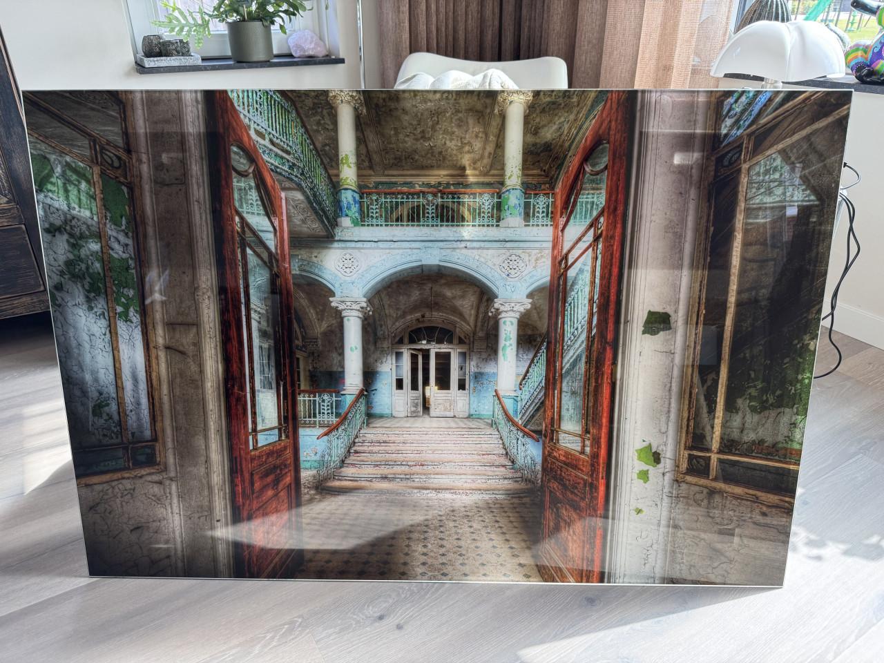 Plexiglas schilderij van verlaten gebouw! In nieuwstaat!