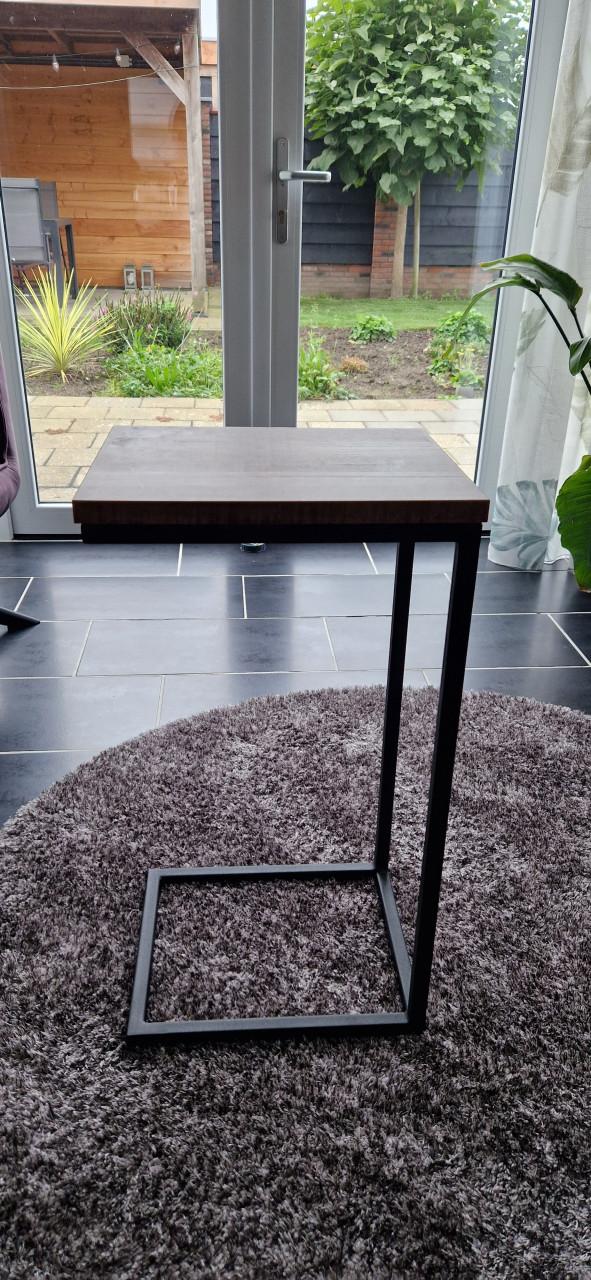 Kasten, fauteuils, sfeerhaard en lampen