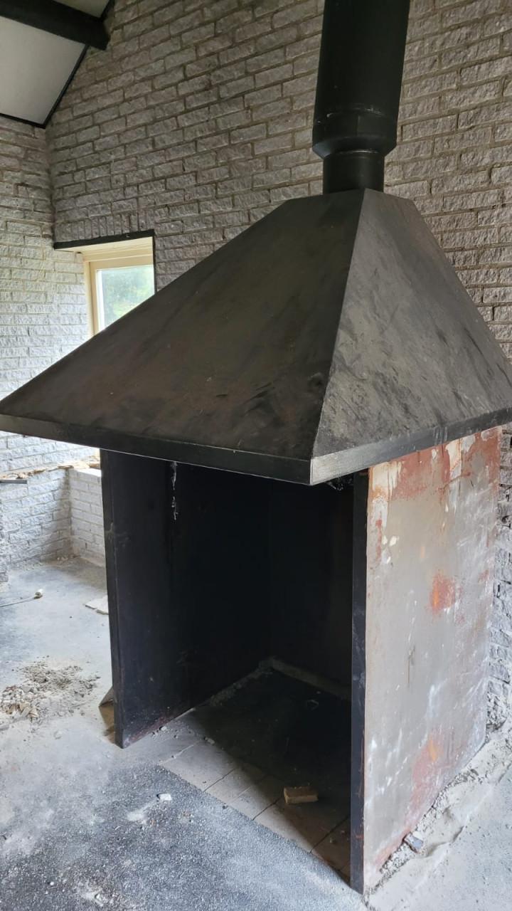 Grote metalen open haard