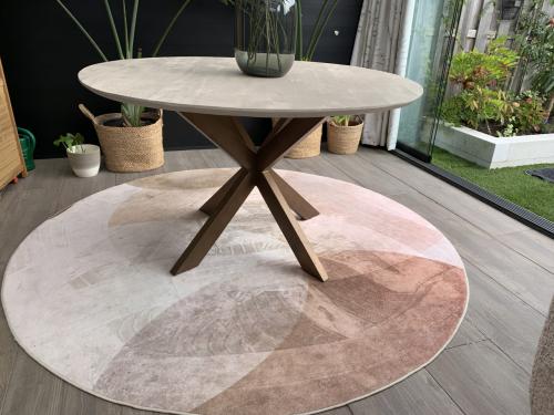 Eettafel met bronzen poot, 130 cmhoog 76 cm