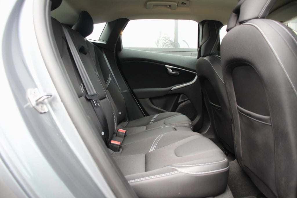 Volvo V40 2.0 t2 momentum polar+ navi - led - half leder - 1e eigenaar - lm