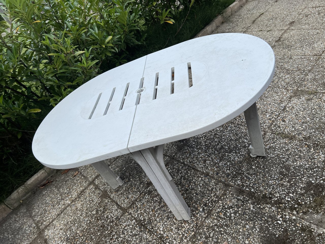Stevig Kunststof tuintafel wit met inzetstuk  / parasolgat