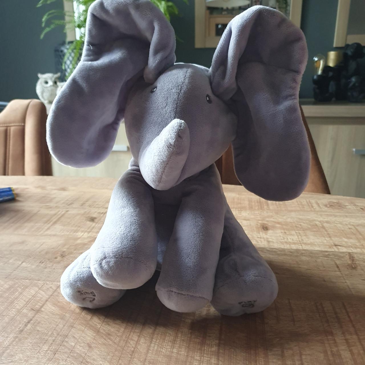 Zingende / Pratende knuffel olifant