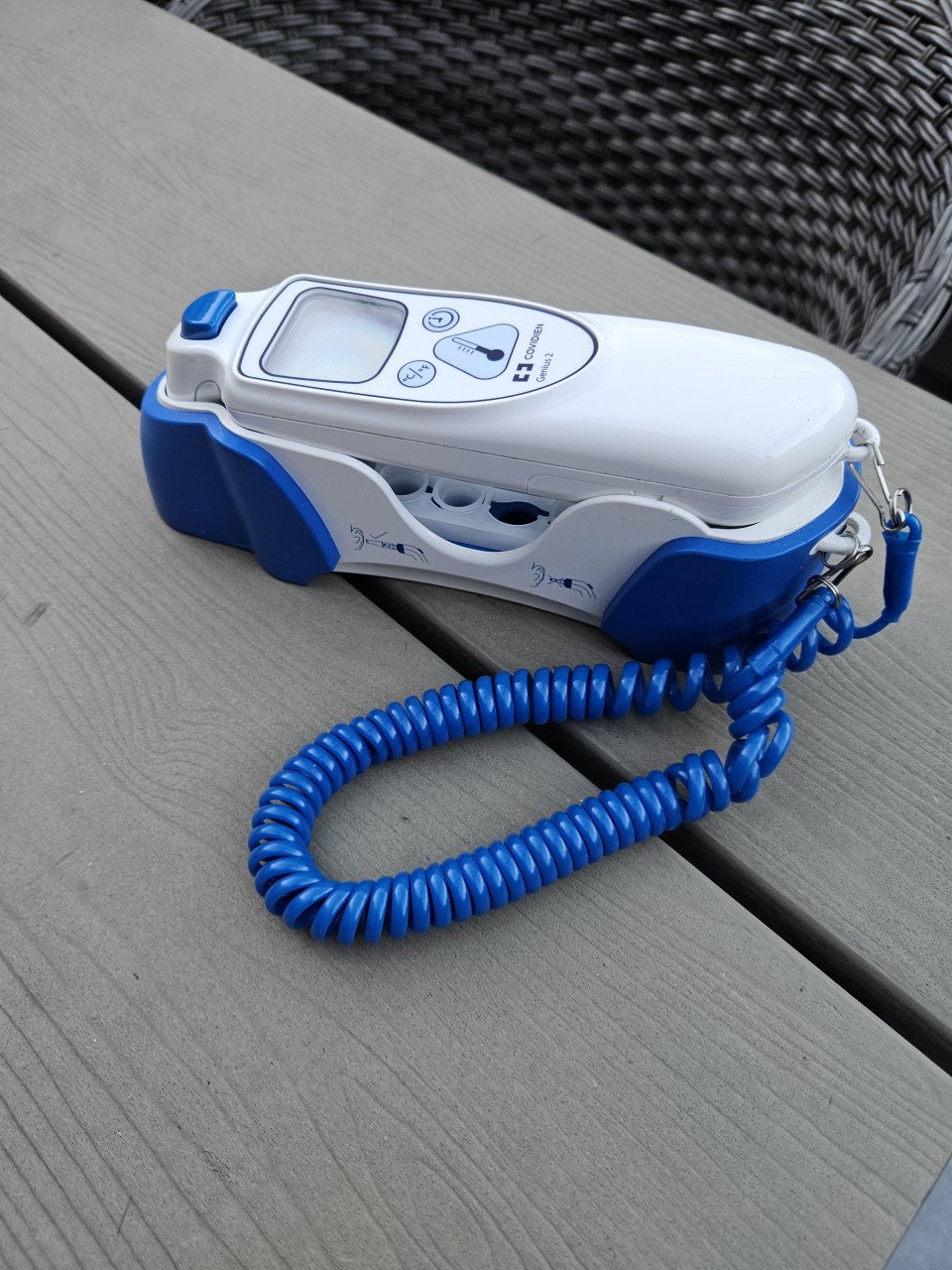 Werkende professionele Genius oorthermometer voor praxis of thuisgebruik
