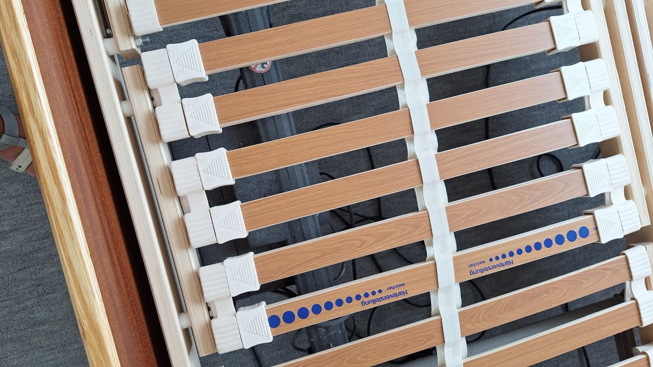 Bed met elektrische lattenbodems