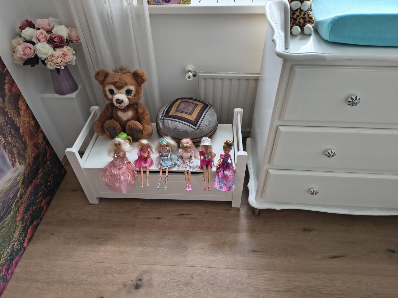 Babykamer; bedje, commode, decoratie
