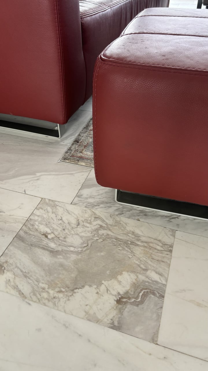 Mooie roodbruin leren bank met hocker