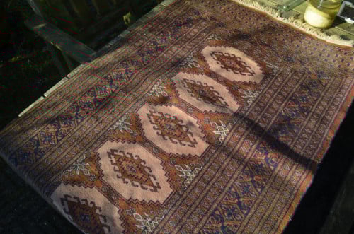 Vintage handgeknoopt kleed in redelijke staat