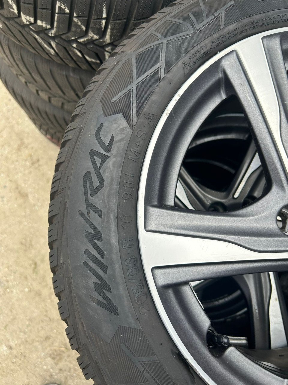 VOLVO LICHTMETALEN VELGEN GRIJS 16''INCH'' MET BANDEN